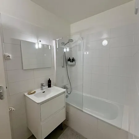 Typical Parisian With Balcony, Eiffel Tower Paryż