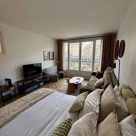 Apartament Typical Parisian With Balcony, Eiffel Tower *