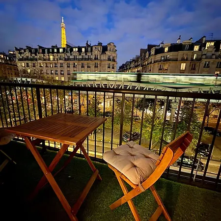 Typical Parisian With Balcony, Eiffel Tower Apartman *