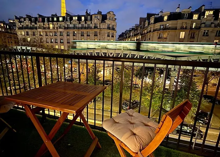 Typical Parisian With Balcony, Eiffel Tower 公寓 *