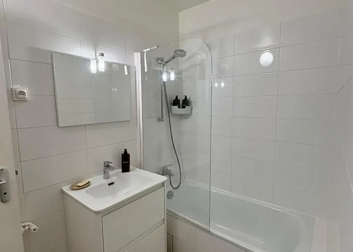 Typical Parisian With Balcony, Eiffel Tower Paříž