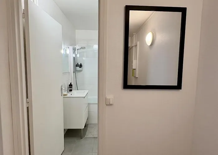 公寓 Typical Parisian With Balcony, Eiffel Tower 巴黎