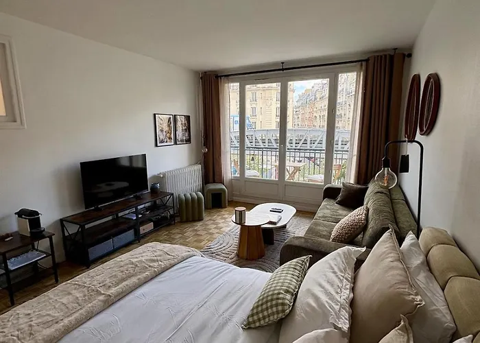 Апартаменты Typical Parisian With Balcony, Eiffel Tower *