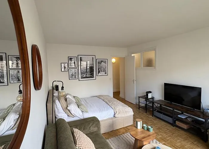 Typical Parisian With Balcony, Eiffel Tower Appartamento Parigi